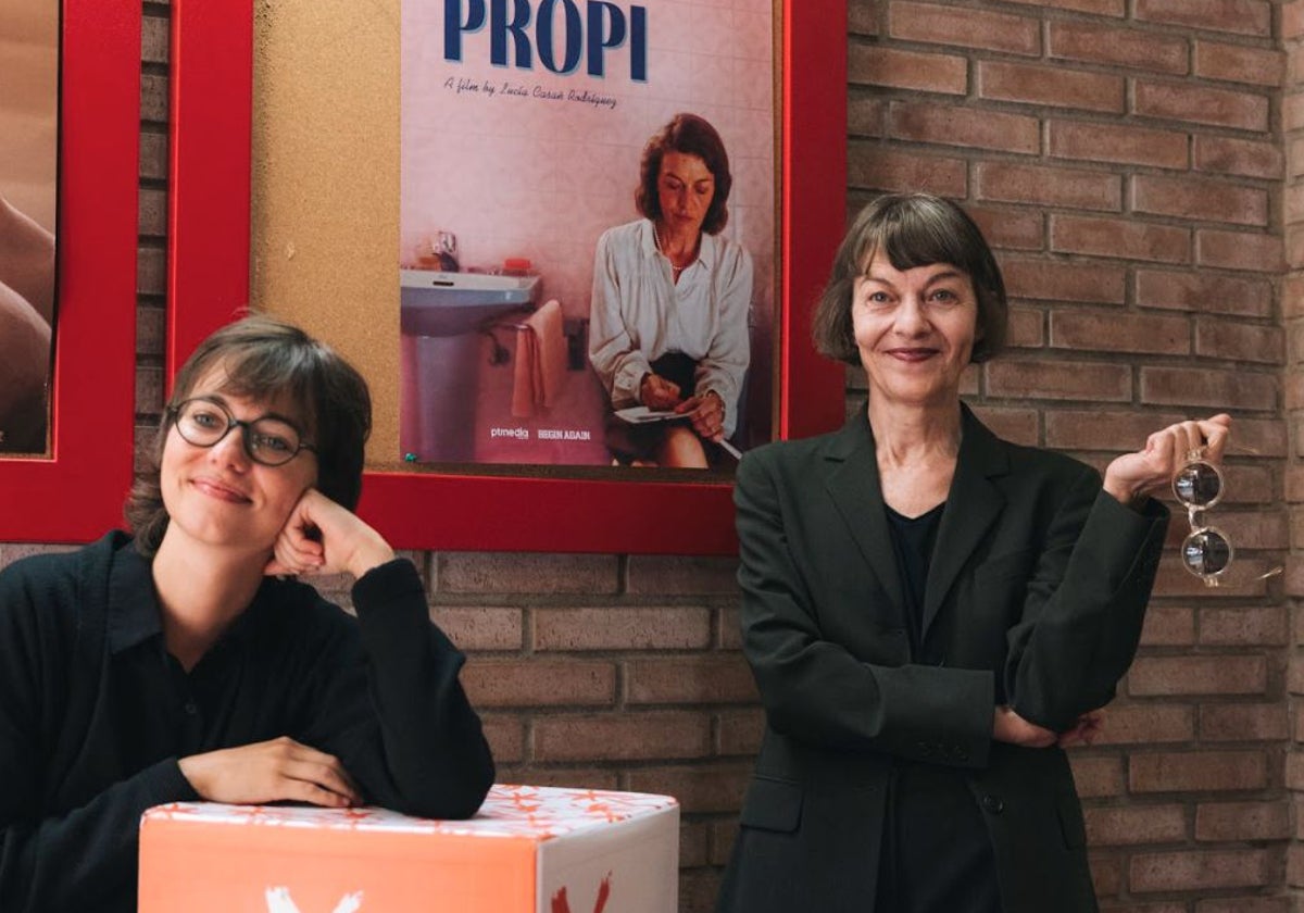 La directora Lucía Casañ Rodríguez, junto con la actriz Nuria González, han presentado este miércoles 'Un bany propi', la película que abre la 39 edición de la Mostra de Valencia.