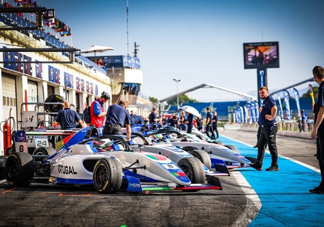 Monoplazas saliendo del pitlane durante el FIA Motorsport Games de 2022