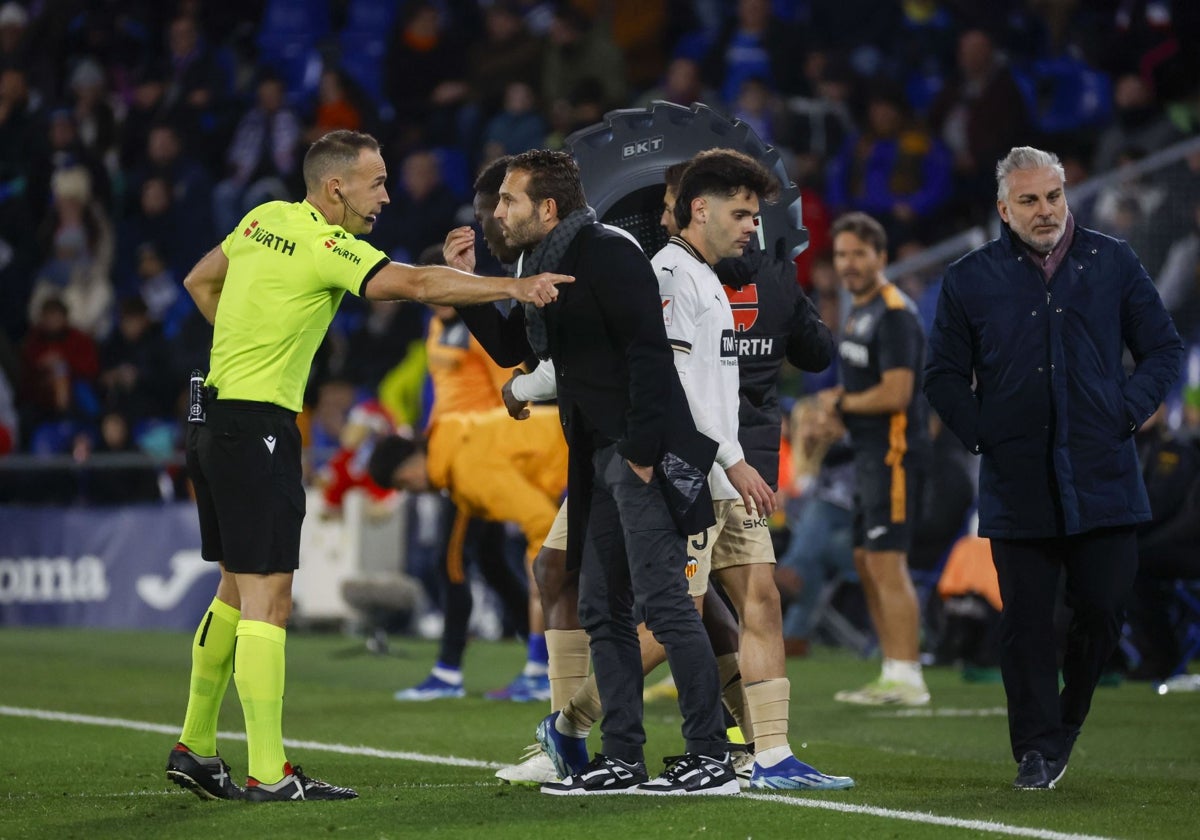 Cuadra Fernández habla con Baraja en el partido de la temporada pasada de Getafe.