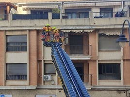 Los bomberos trabajando en una fachada de Alzira.