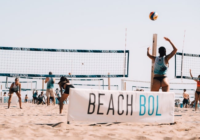 Una competidora a punto de sacar durante la temporada estival del BeachBol Valencia