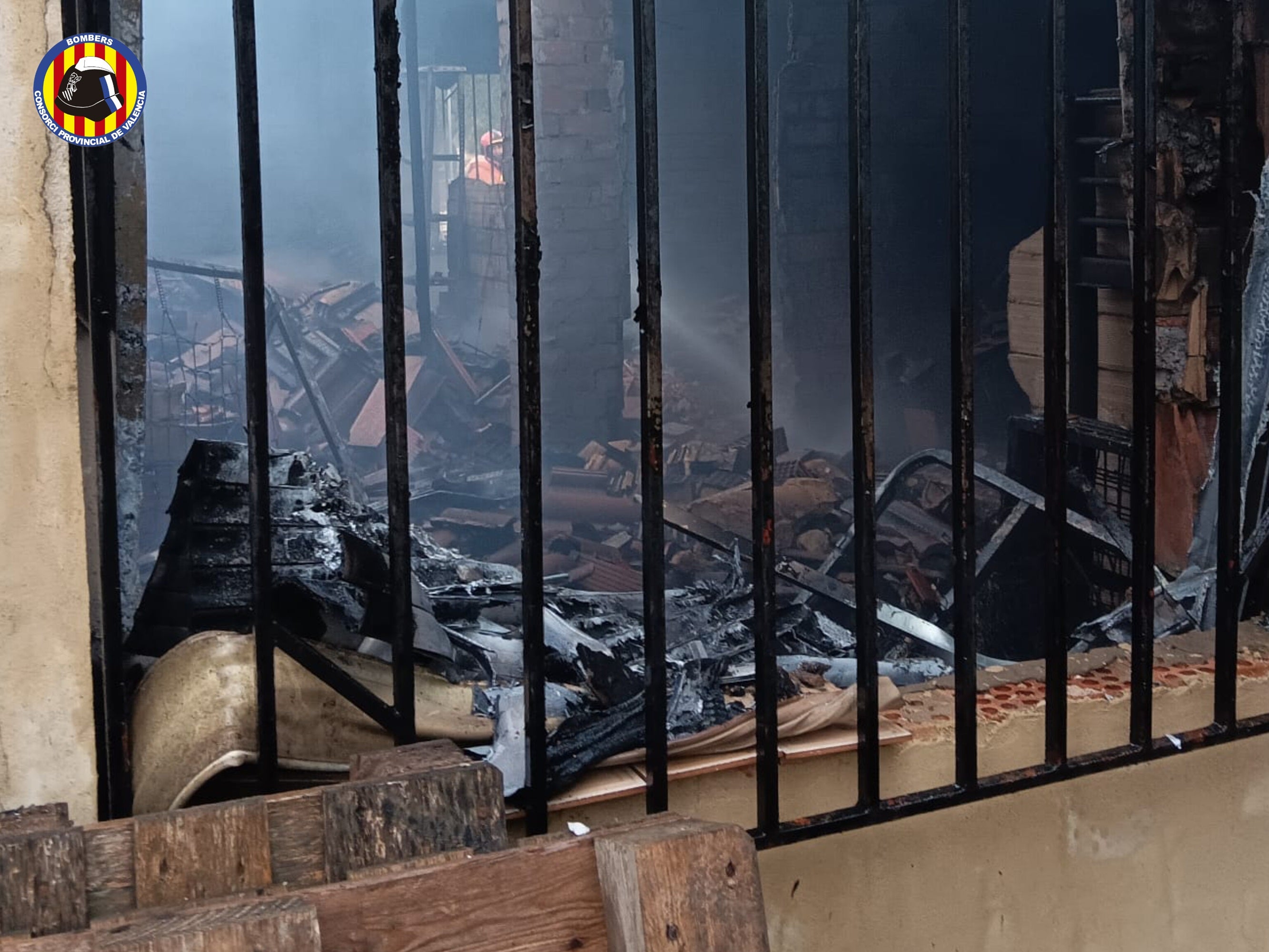 Estado en el que quedó el interior de la vivienda por el fuego.