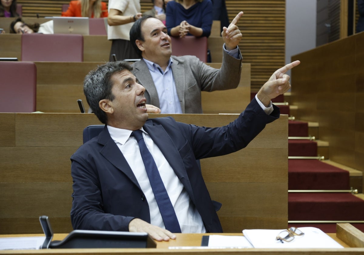 Mazón y Pérez Llorca, durante la sesión de control al presidente en Les Corts.