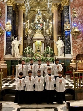 Los diez nuevos escolanes en un ensayo previo a la vestición.