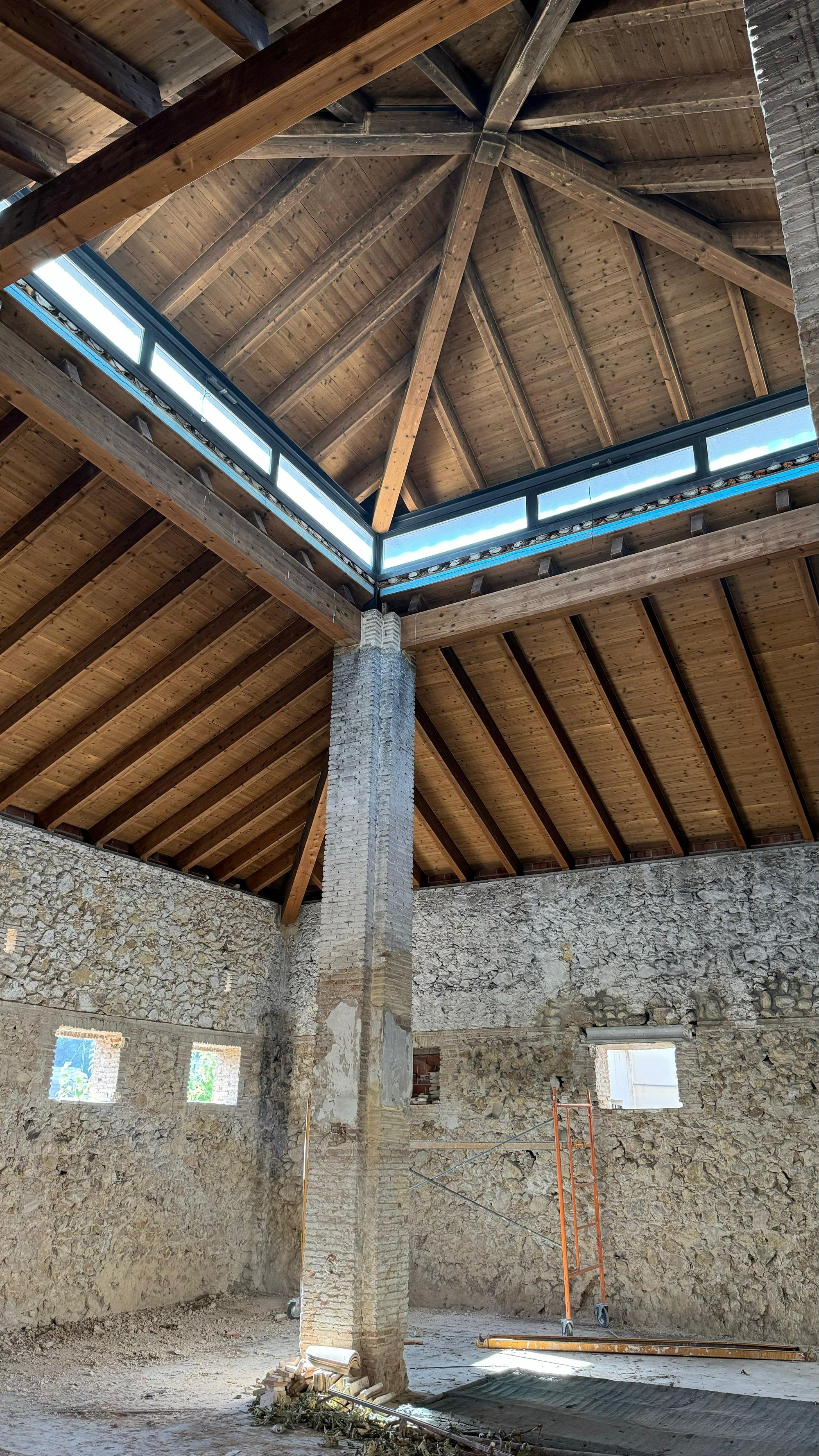 Obras en el edificio del antiguo matadero que será el nuevo Espai Jove.