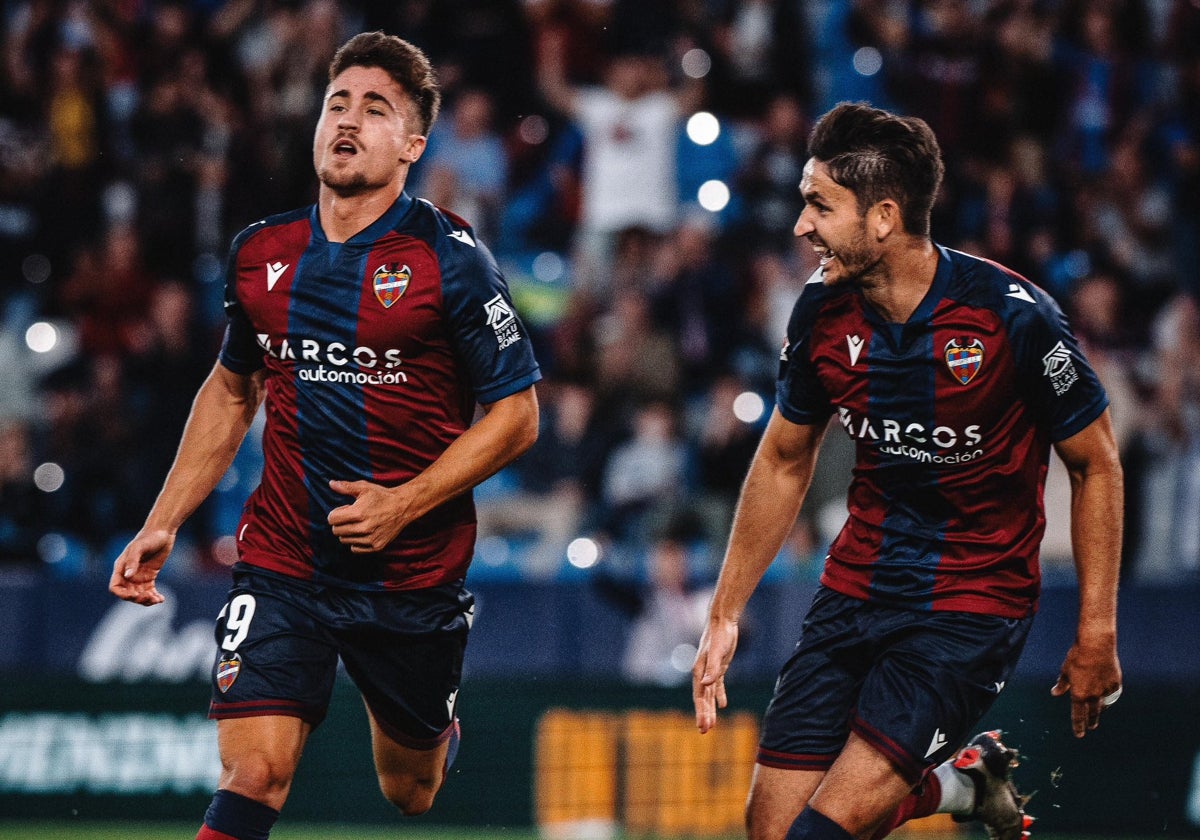 Iván Romero celebra uno de sus dos goles en el Ciutat de Valencia