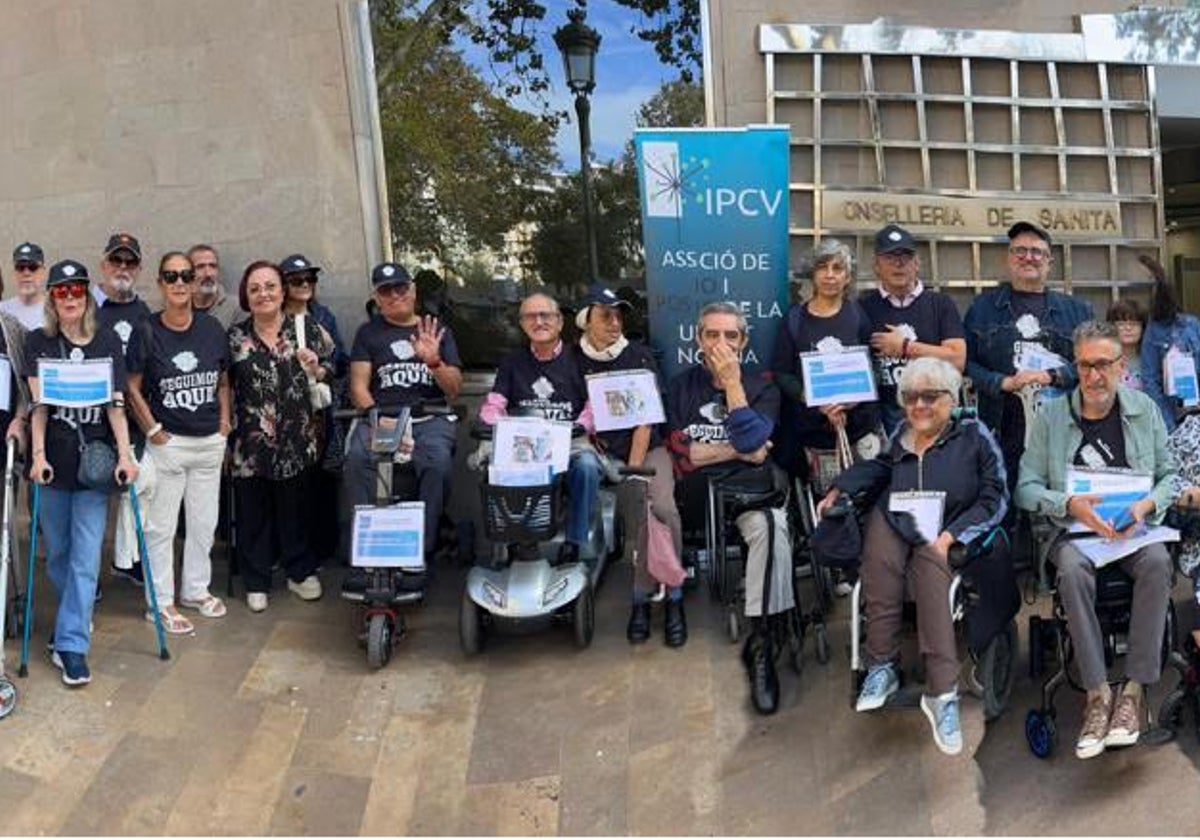 Manifestación de los afectados ante la Conselleria de Sanidad.