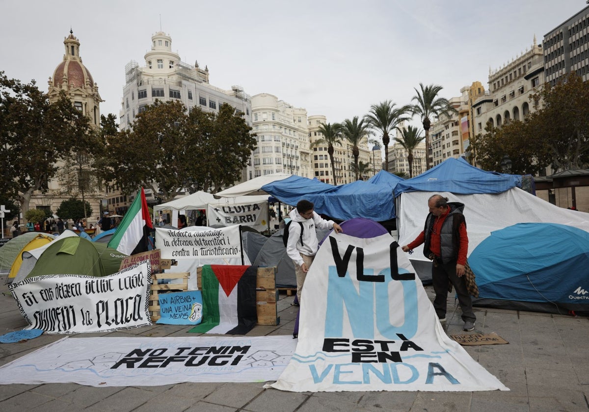 Presentación de demandas de los acampados en la plaza del Ayuntamiento.