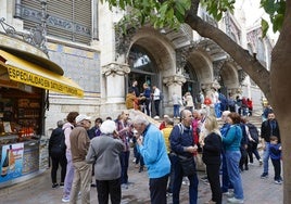 Un grupo de cruceristas en el Mercado Central.