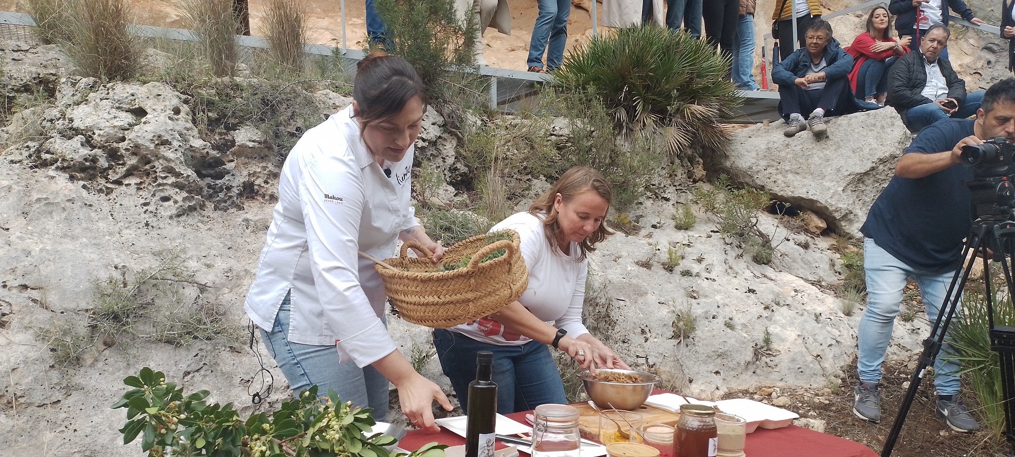 Imagen secundaria 1 - Arriba, el Tartar, junto con algunos de los ingredientes utilizados. Sobre estas líneas, a la izquierda, un momento de la elaboración del plato; a la derecha, María José muestra el sello de la recolectora de miel plasmado en el plato.