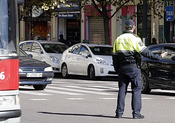 Un policía local regulando el tráfico en Valencia.
