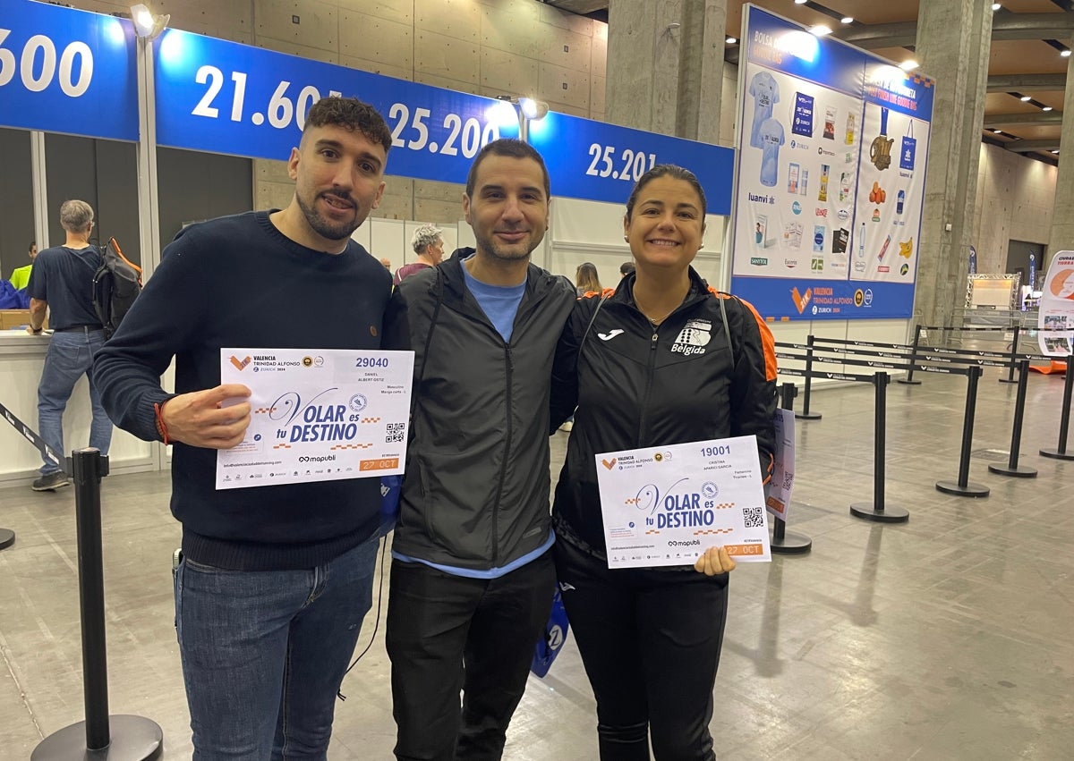 Imagen secundaria 1 - Los neerlandeses Wouter, Jaap y Keees; Daniel, Carlos y Cristina, de Bèlgida; corredores visitando los stands de la feria del corredor.