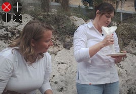 La chef María José Martíenz, durante el showcooking en la Cueva de la Araña de Bicorp.