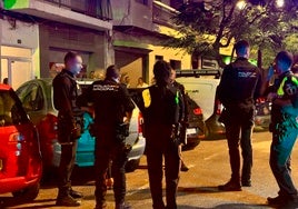 Agentes de la policía deteniendo a la mujer.