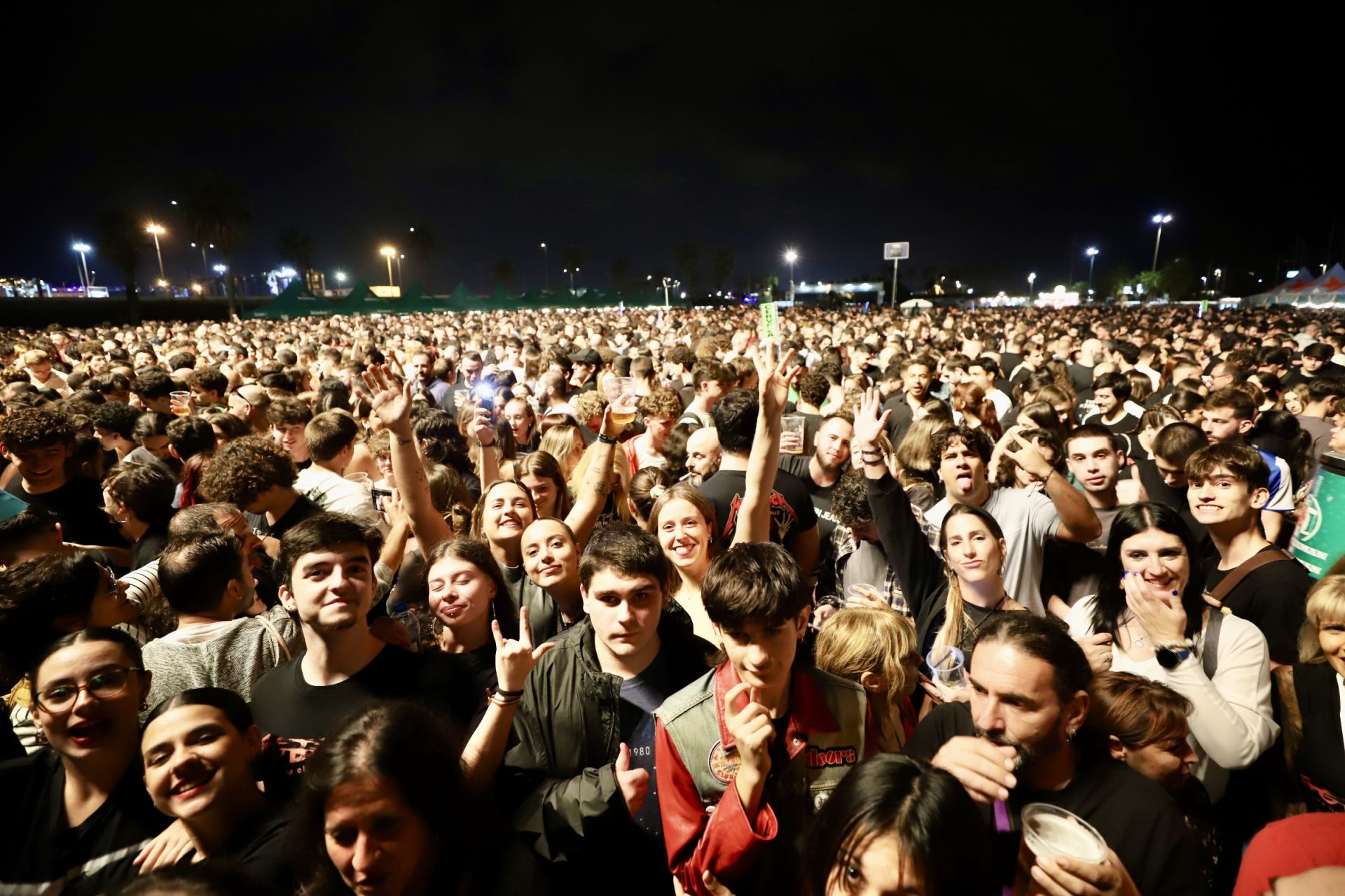 Miles de valencianos vibran con Robe en La Marina