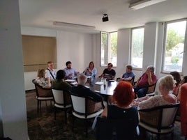 Reunión entre representantes de la Generalitat y vecinos.