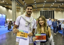 Dos corredores, con sus dorsales, en la Feria del Medio Maratón de Valencia.