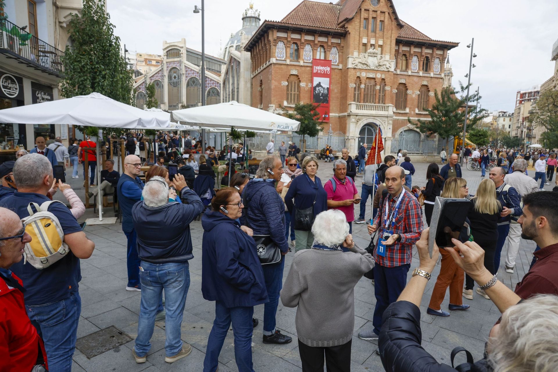 Una avalancha de cruceristas llena de turistas en centro de Valencia