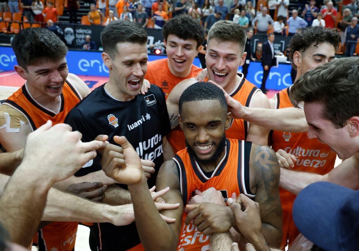 Jean Montero, en el centro, con el Valencia Basket.