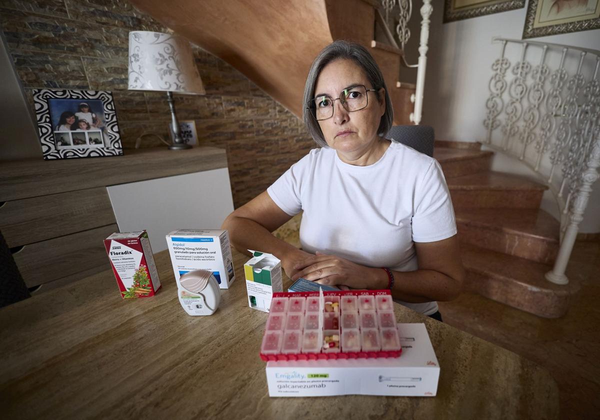 Nieves, con las medicinas que ha de tomar cada día.