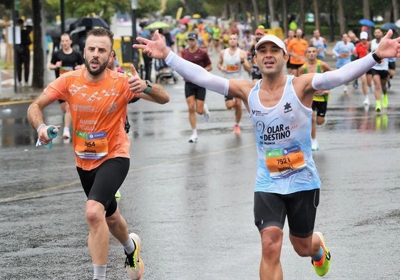 El desgaste tras correr 21 kilómetros de manera exigente es importante.