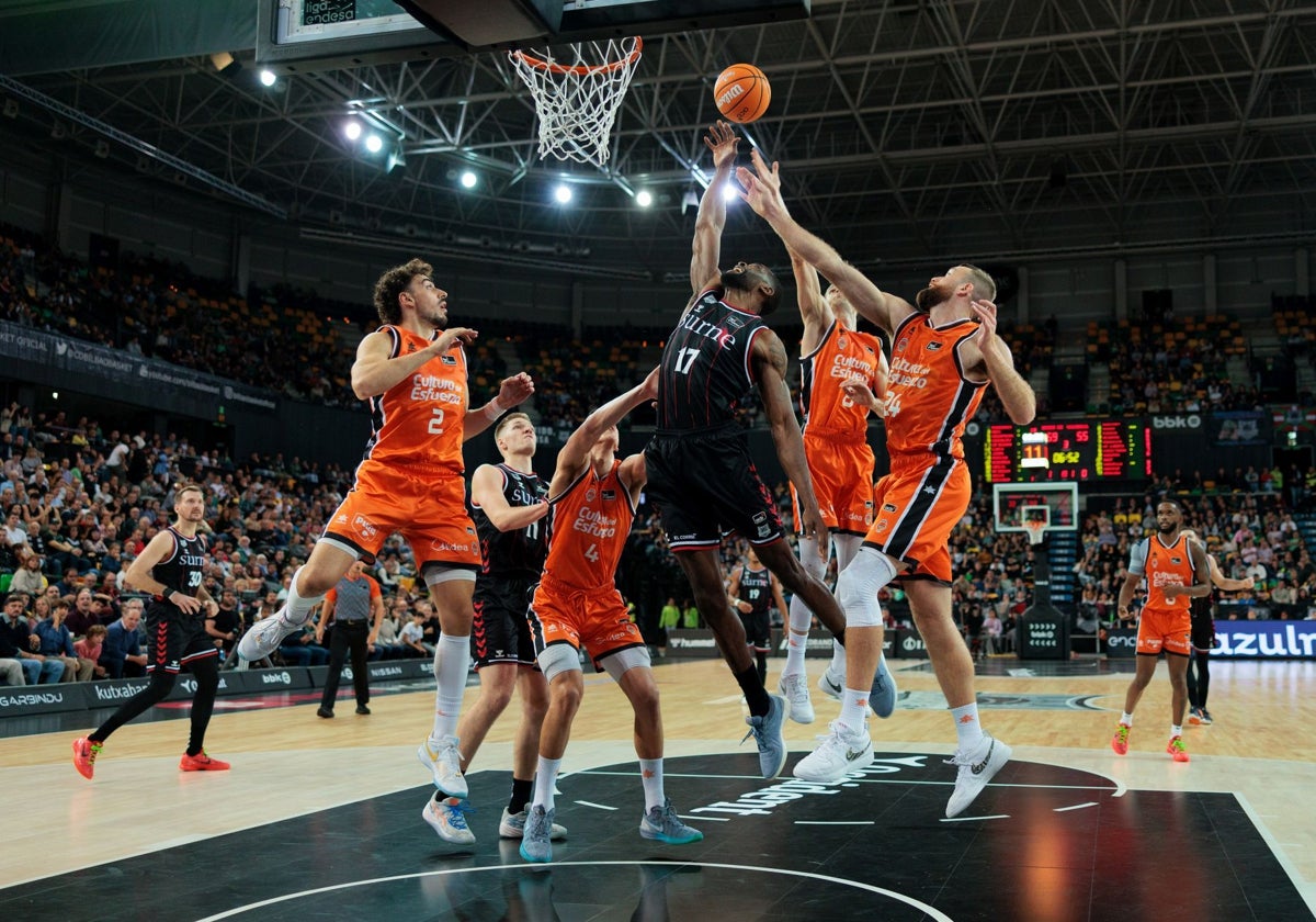 Cuatro jugadores del Valencia Basket va a por el rebote.