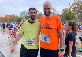 Soro III, junto a su amigo David, con quien ha completado el Medio Maratón de Valencia.