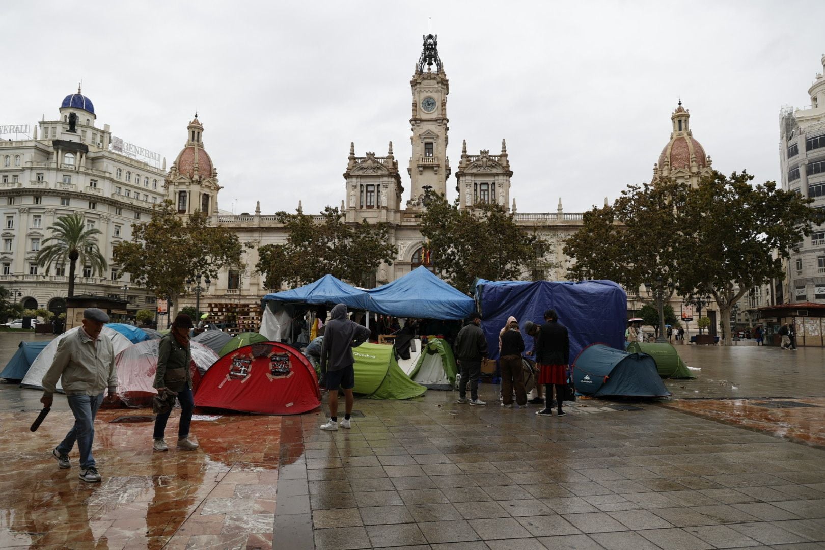 Los acampados en Valencia abandonan la Plaza del Ayuntamiento