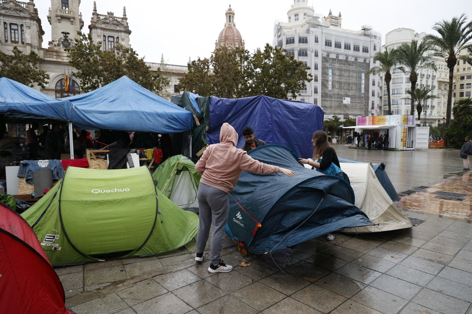 Los acampados en Valencia abandonan la Plaza del Ayuntamiento