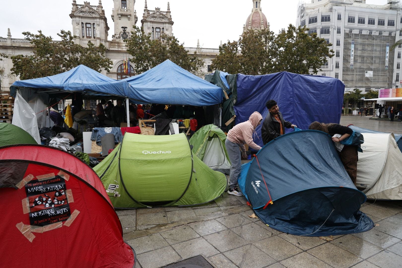 Los acampados en Valencia abandonan la Plaza del Ayuntamiento