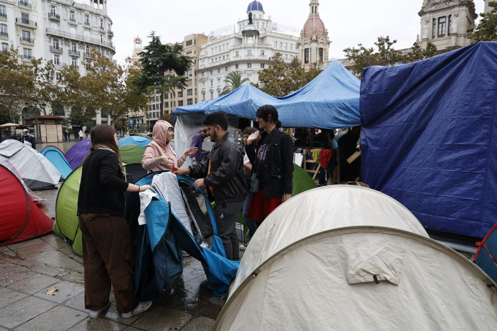 Los acampados en Valencia abandonan la Plaza del Ayuntamiento