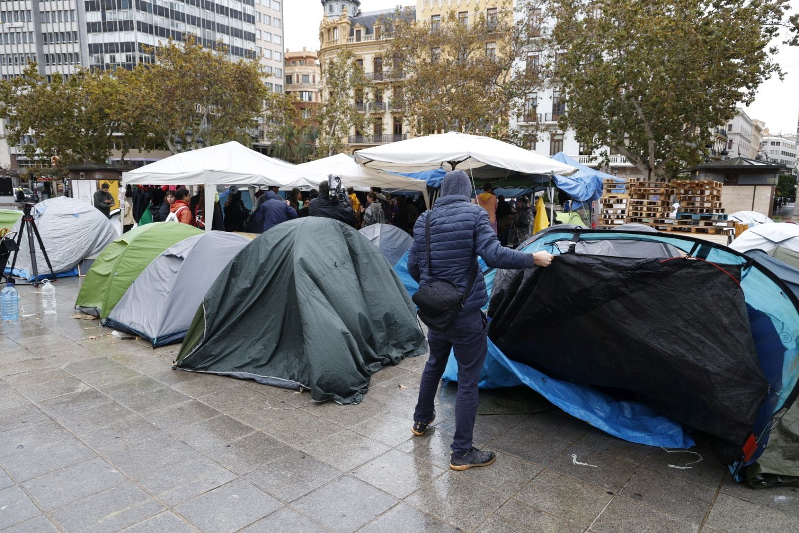 Los acampados en Valencia abandonan la Plaza del Ayuntamiento