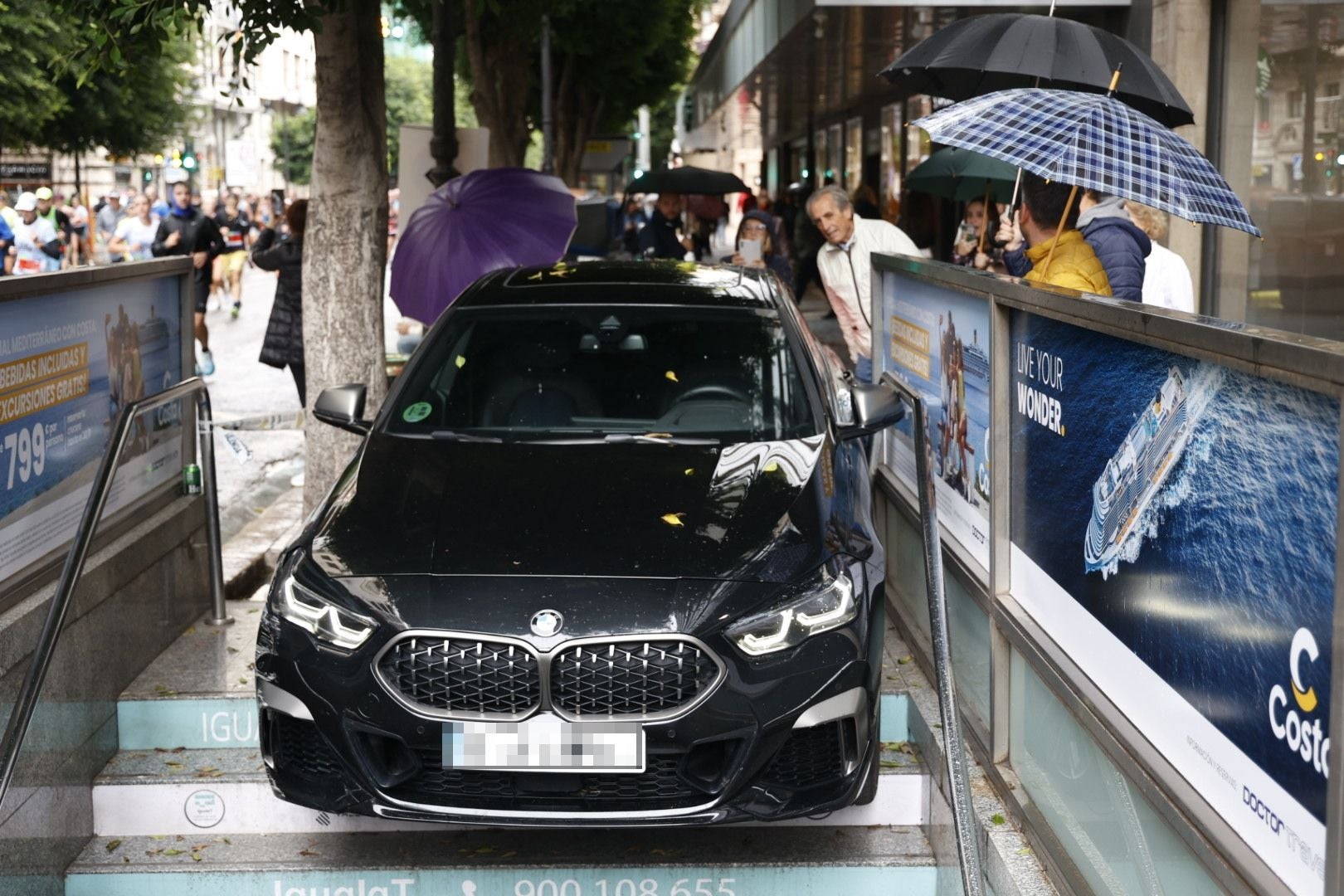 Un conductor ebrio empotra su coche en la entrada del metro de la estación de Colón en Valencia