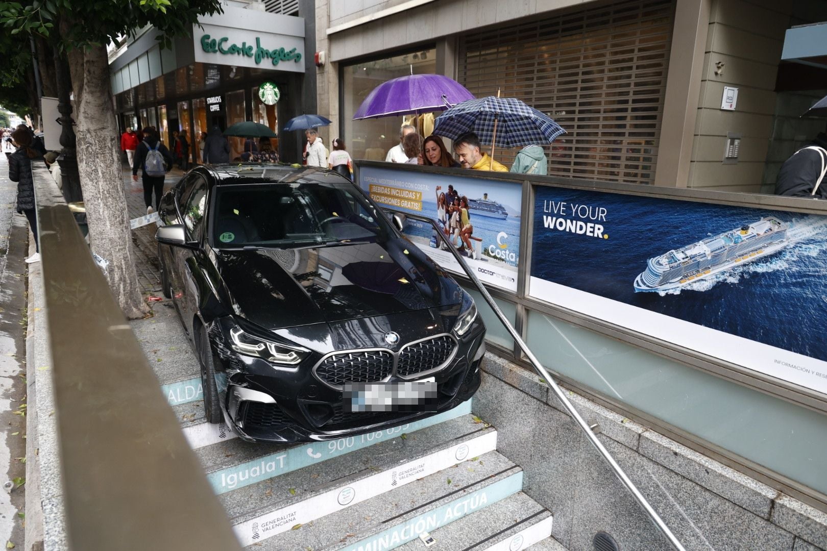 Un conductor ebrio empotra su coche en la entrada del metro de la estación de Colón en Valencia