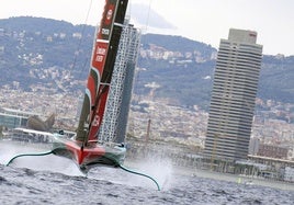 El Team New Zealand navega durante la batalla final con el Ineos Britannia por la Copa América en Barcelona.