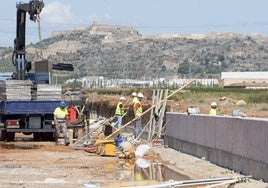 Empleados, en los terrenos de la gigafactoría de Sagunto.