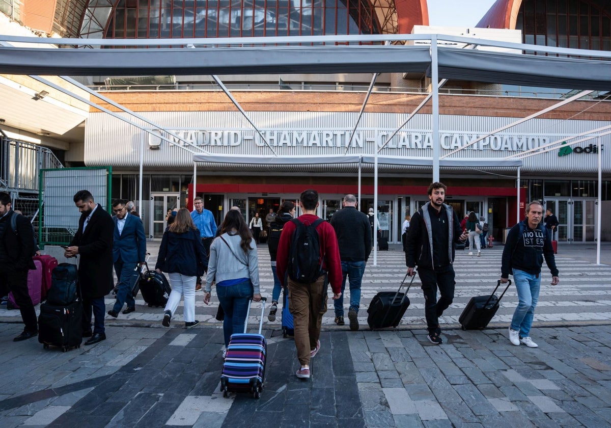 Pasajeros en los accesos a la estación de Chamartín.