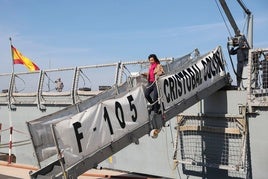 La ministra Robles, en una visita a un buque en Italia esta pasada semana.