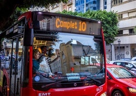 Un autobús de la EMT completo durante la jornada de huelga.