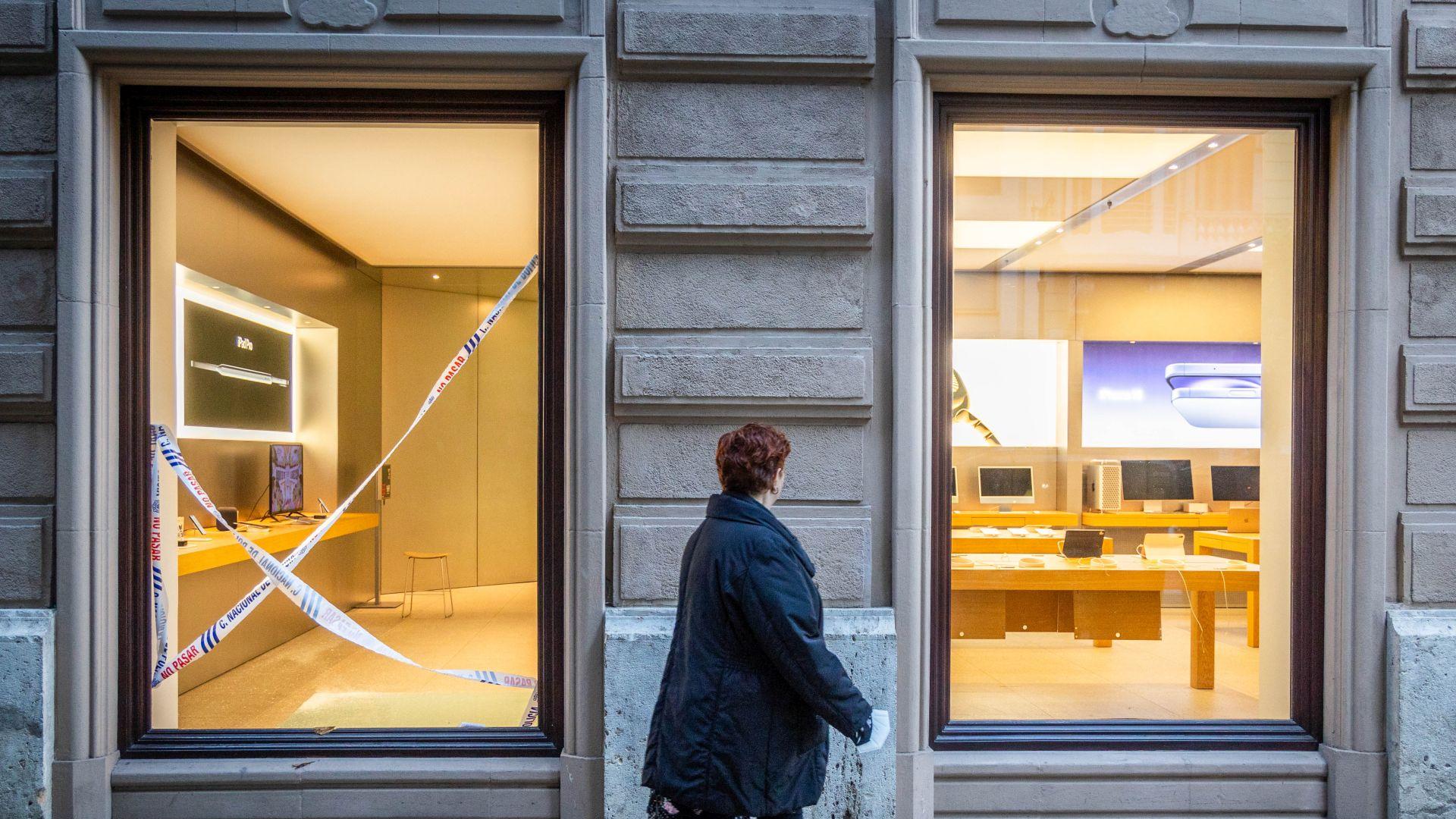 Apple store robbery Valencia | A gang attacked an Apple store in the center of Valencia, smashing the door with a sledgehammer