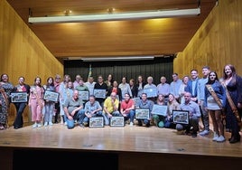 Autoridades y asociaciones premiadas posan tras la gala.