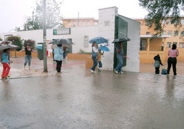 Niños acuden al colegio con fuertes lluvias.