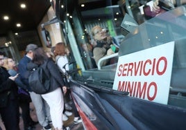 Un cartel de servicios mínimos en uno de los autobuses de la EMT durante la huelga.