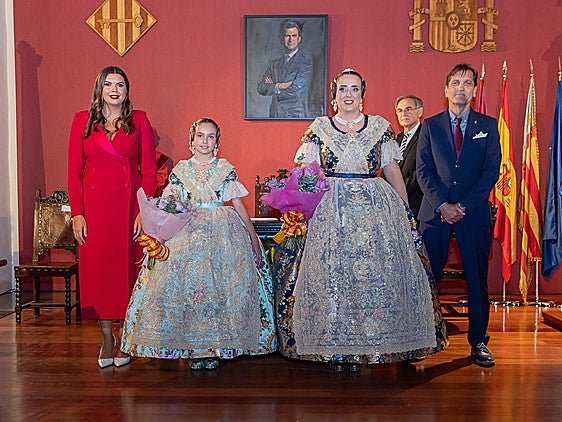 Las falleras mayores de Alzira junto a la edil de Fiestas y el alcalde de la ciudad.