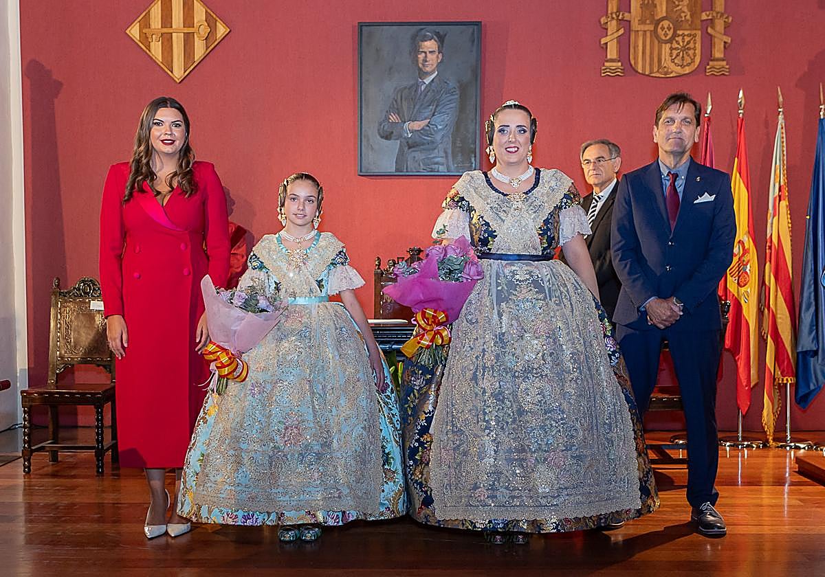 Las falleras mayores de Alzira junto a la edil de Fiestas y el alcalde de la ciudad.