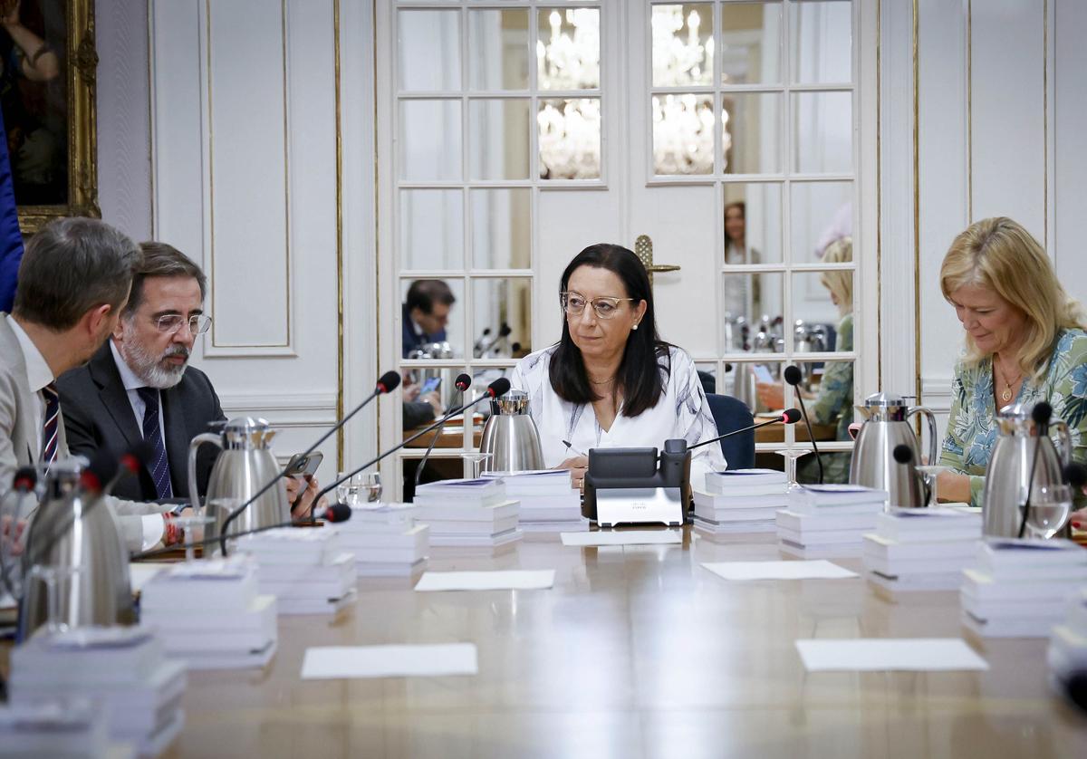 Llanos Massó preside una reunión de la Mesa de Les Corts.