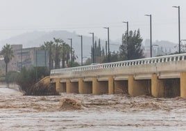 El agua del río se desborda este martes.