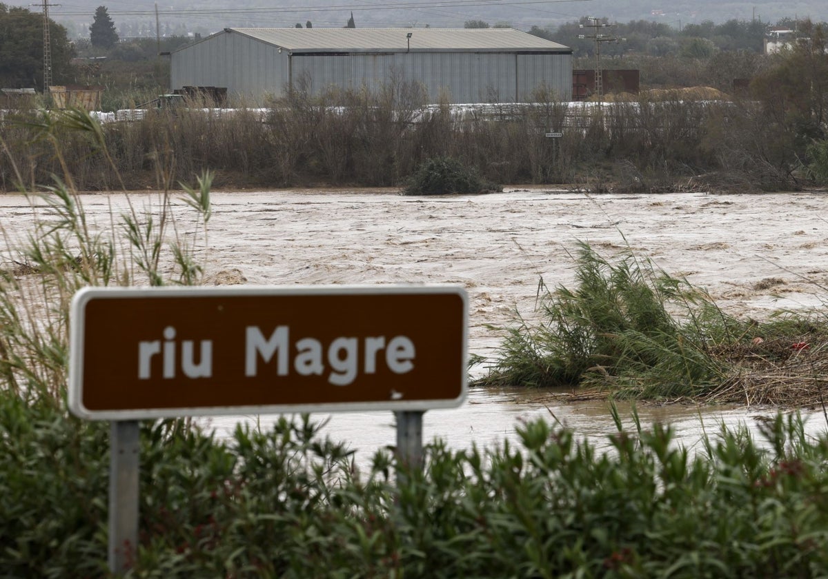 El río Magro, que se ha desbordado en Utiel este martes.