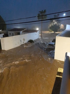 Un río de agua en las calles de Tous.