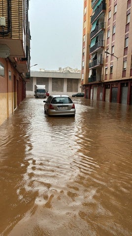 Agua en una calle de Alzira.